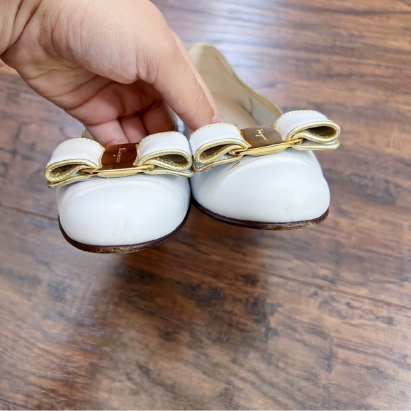 Salvatore Ferragamo Cream and Gold Heels with Classic Elegance - Picture 9 of 14